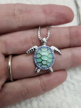 1 Vintage And Cute Turtle Pendant Necklace, Adorned With Green Enamel And Cubic